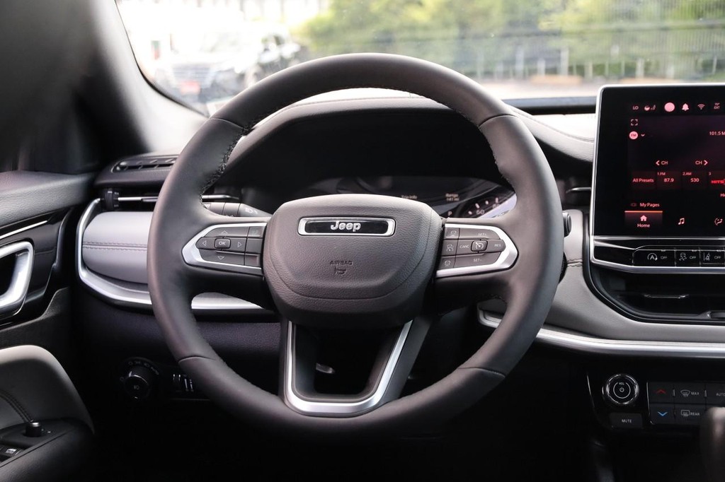 Jeep Compass Vehicle Image 23