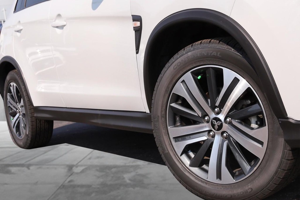 Mitsubishi Outlander Sport Vehicle Full-screen Gallery Image 3