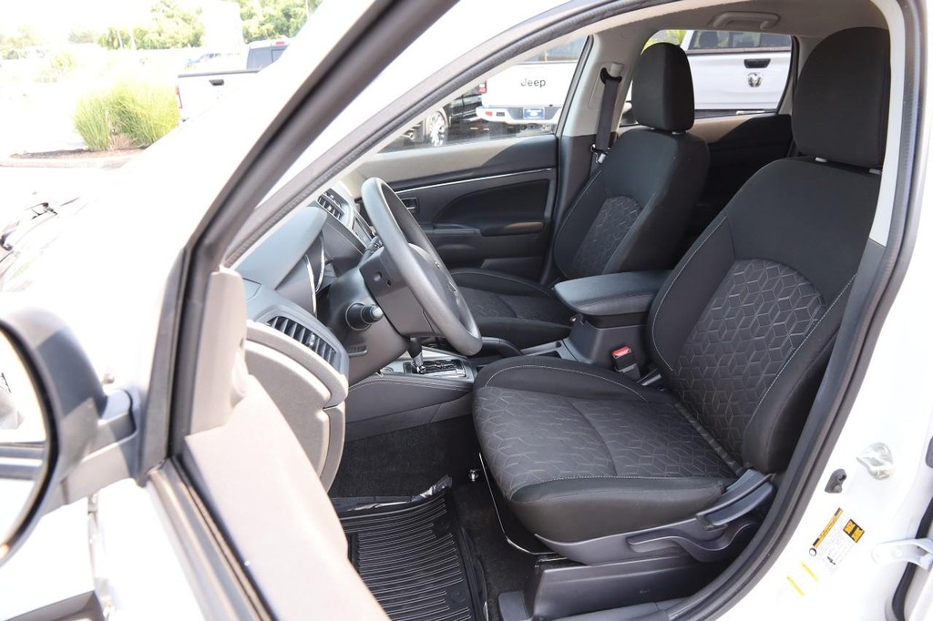 Mitsubishi Outlander Sport Vehicle Full-screen Gallery Image 8