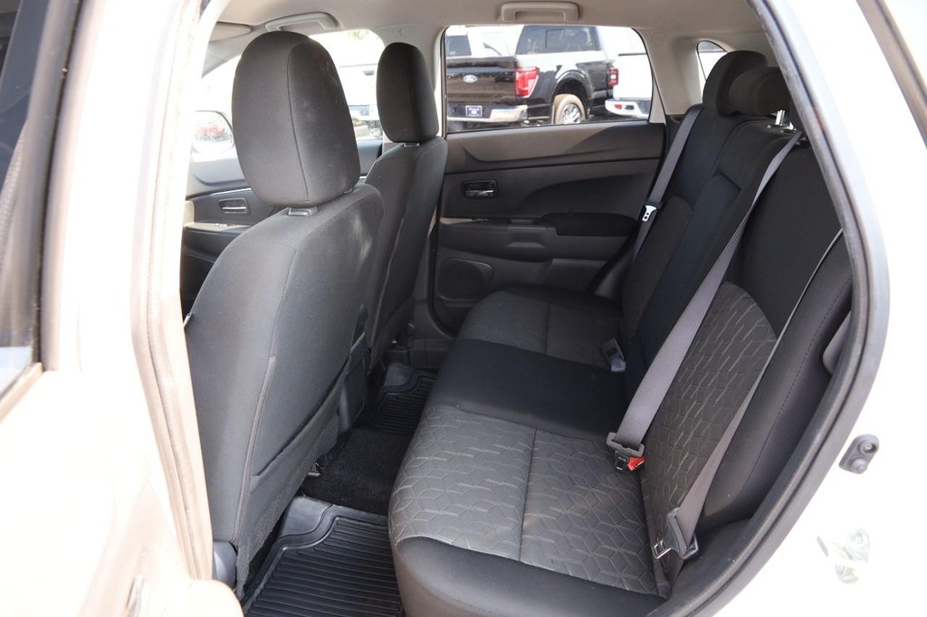 Mitsubishi Outlander Sport Vehicle Full-screen Gallery Image 9