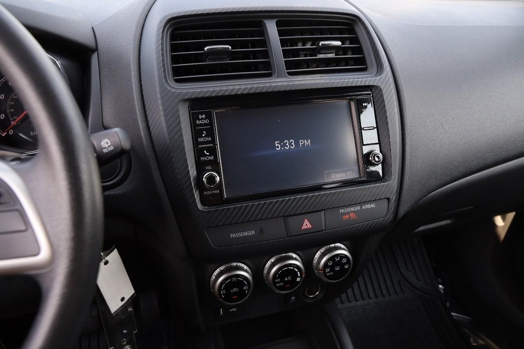 Mitsubishi Outlander Sport Vehicle Full-screen Gallery Image 14
