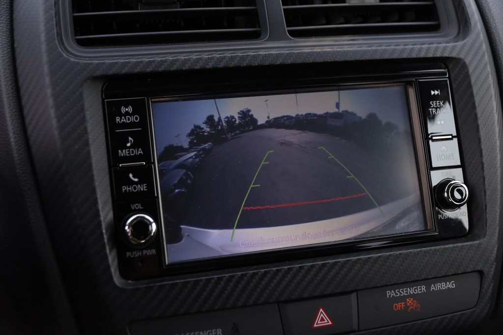 Mitsubishi Outlander Sport Vehicle Full-screen Gallery Image 16