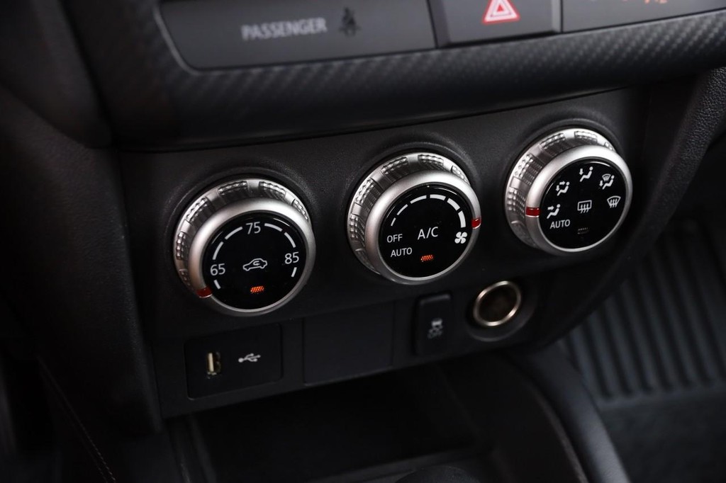 Mitsubishi Outlander Sport Vehicle Full-screen Gallery Image 17