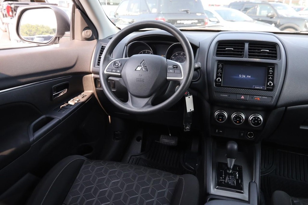 Mitsubishi Outlander Sport Vehicle Full-screen Gallery Image 21