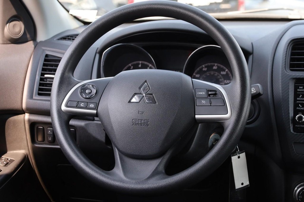 Mitsubishi Outlander Sport Vehicle Full-screen Gallery Image 22