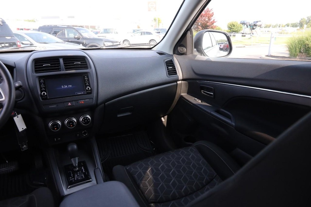 Mitsubishi Outlander Sport Vehicle Full-screen Gallery Image 24