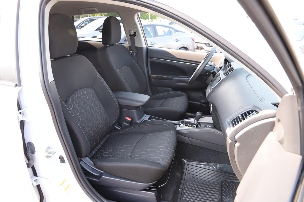 Mitsubishi Outlander Sport Vehicle Full-screen Gallery Image 25