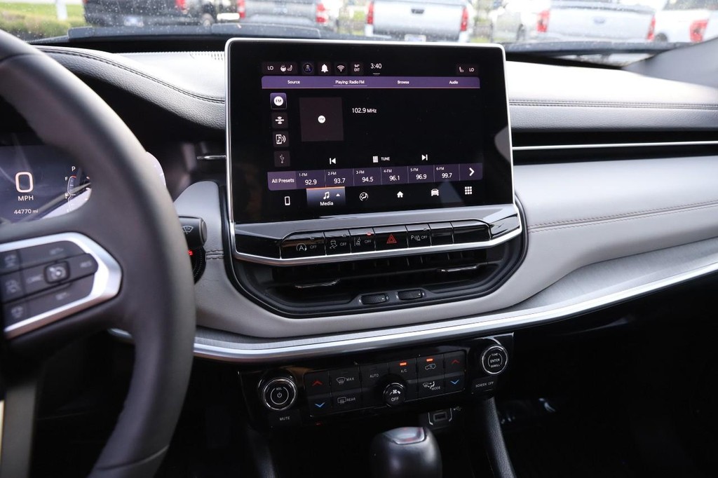 Jeep Compass Vehicle Image 15