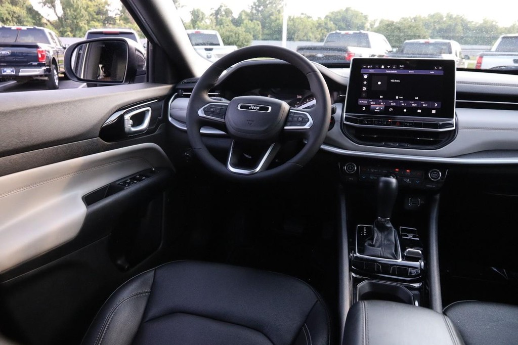 Jeep Compass Vehicle Image 24