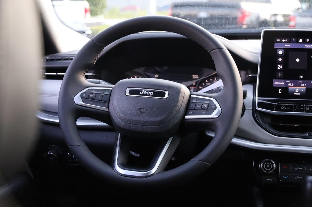 Jeep Compass Vehicle Image 25