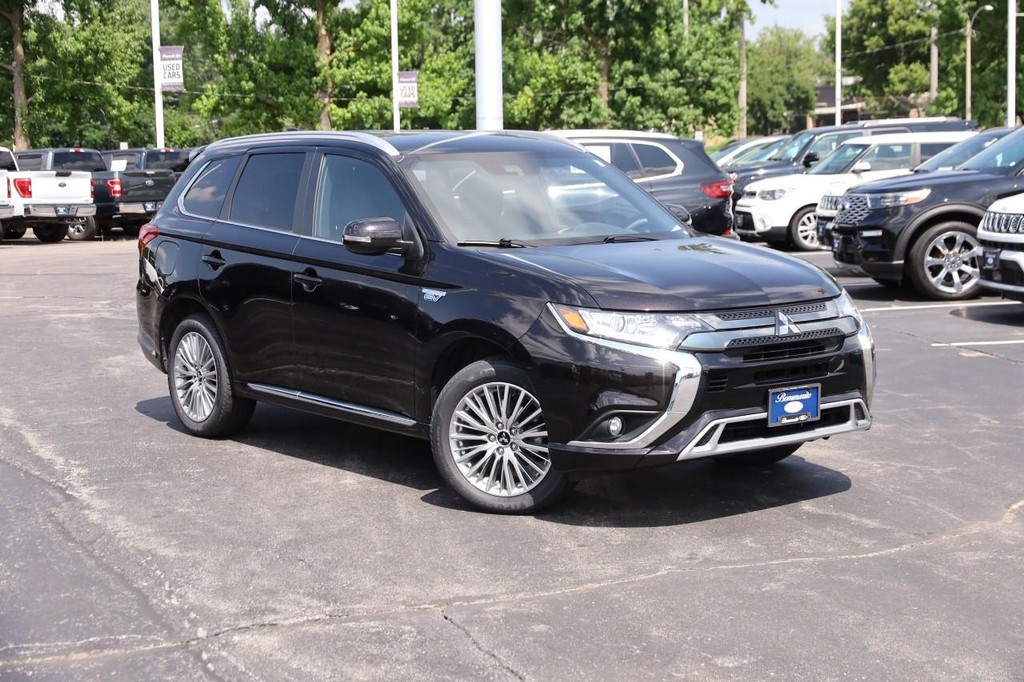 Mitsubishi Outlander PHEV Vehicle Full-screen Gallery Image 2
