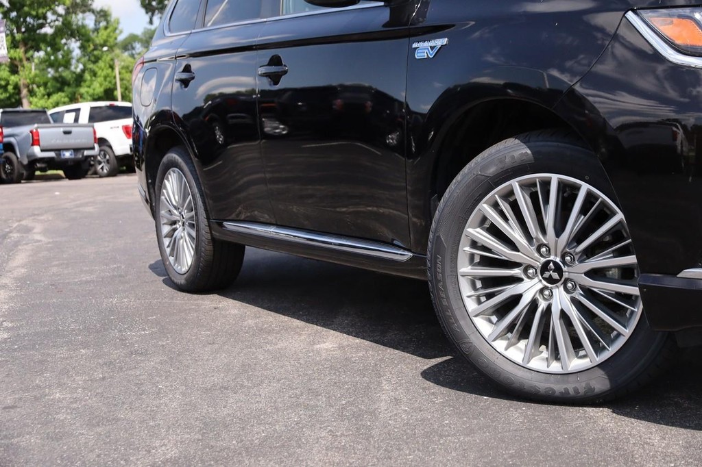 Mitsubishi Outlander PHEV Vehicle Full-screen Gallery Image 3