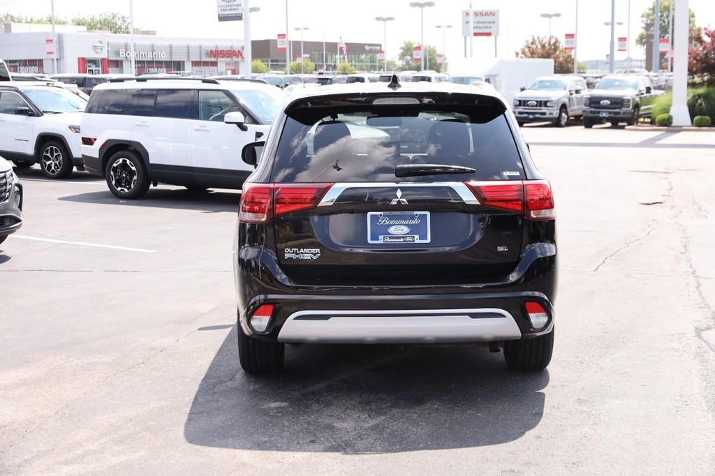 Mitsubishi Outlander PHEV Vehicle Full-screen Gallery Image 6