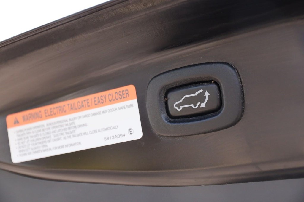 Mitsubishi Outlander PHEV Vehicle Full-screen Gallery Image 8