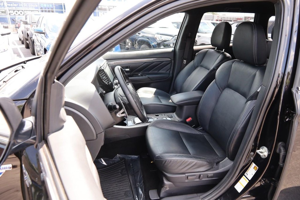 Mitsubishi Outlander PHEV Vehicle Full-screen Gallery Image 9