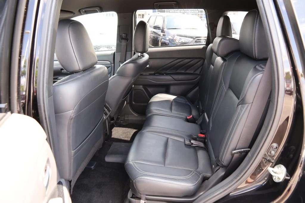 Mitsubishi Outlander PHEV Vehicle Full-screen Gallery Image 10