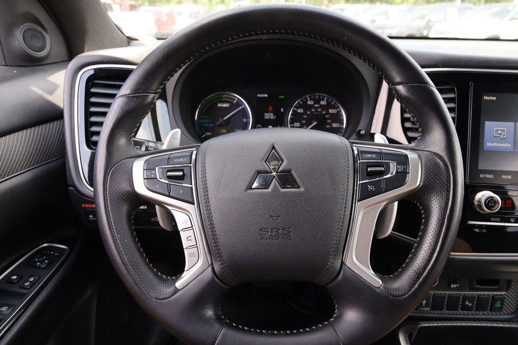 Mitsubishi Outlander PHEV Vehicle Full-screen Gallery Image 11