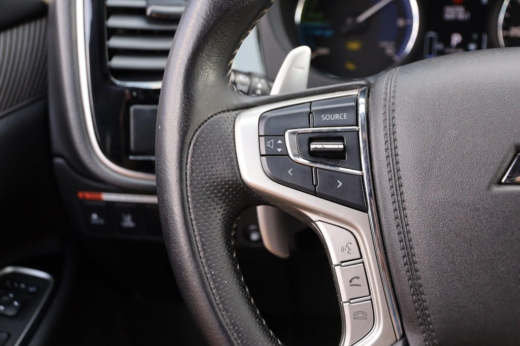 Mitsubishi Outlander PHEV Vehicle Full-screen Gallery Image 12