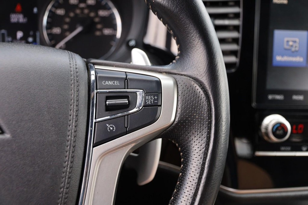 Mitsubishi Outlander PHEV Vehicle Full-screen Gallery Image 13