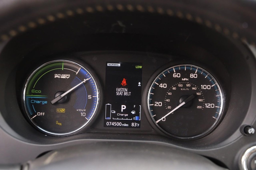 Mitsubishi Outlander PHEV Vehicle Full-screen Gallery Image 14