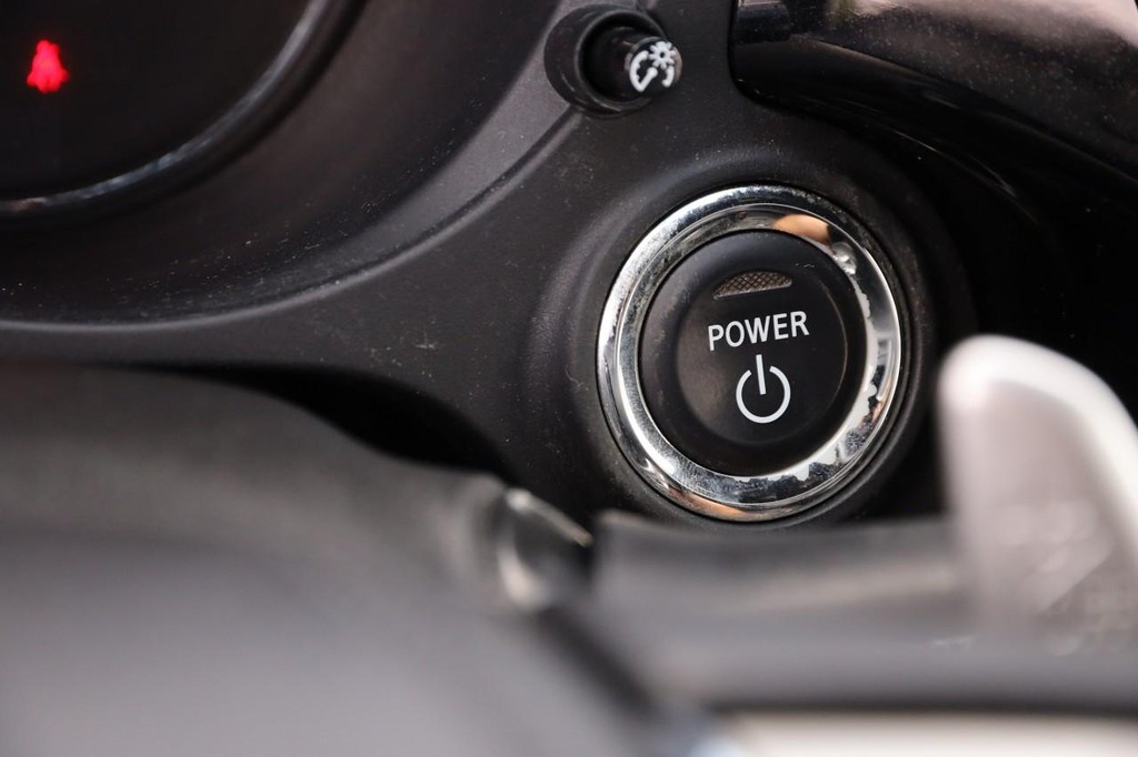 Mitsubishi Outlander PHEV Vehicle Full-screen Gallery Image 15
