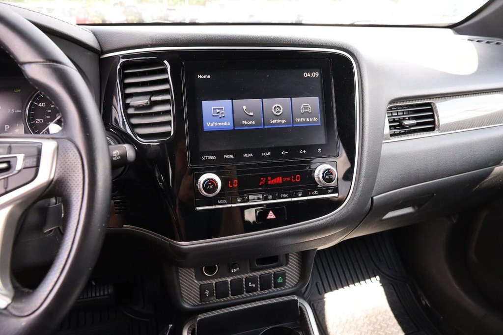 Mitsubishi Outlander PHEV Vehicle Full-screen Gallery Image 16