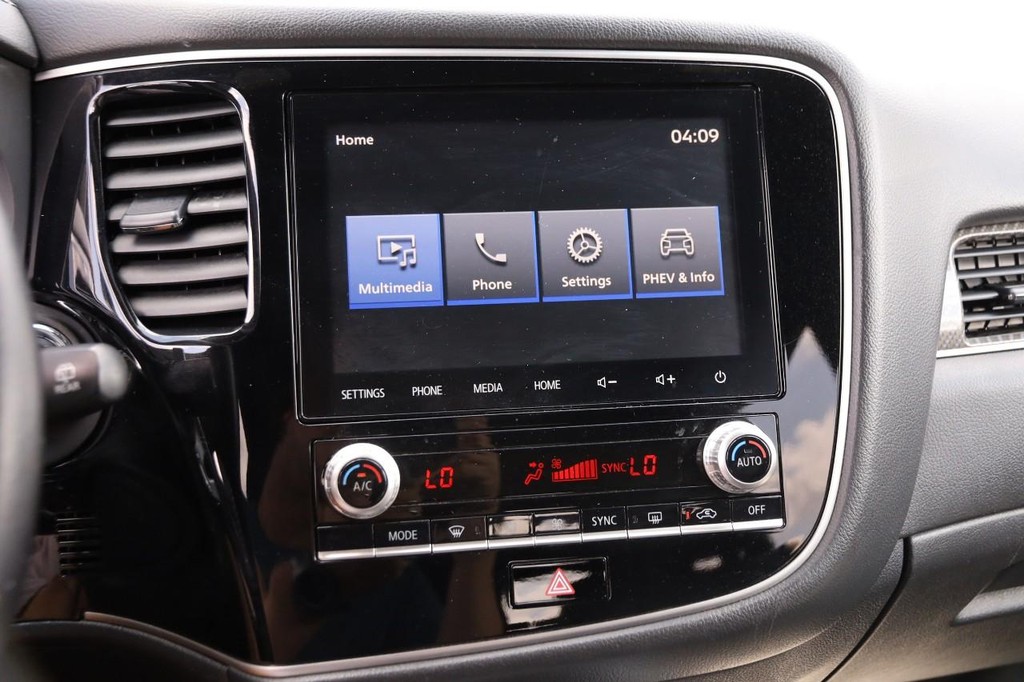 Mitsubishi Outlander PHEV Vehicle Full-screen Gallery Image 17