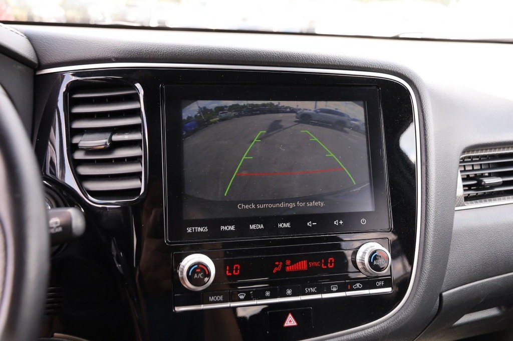 Mitsubishi Outlander PHEV Vehicle Full-screen Gallery Image 18