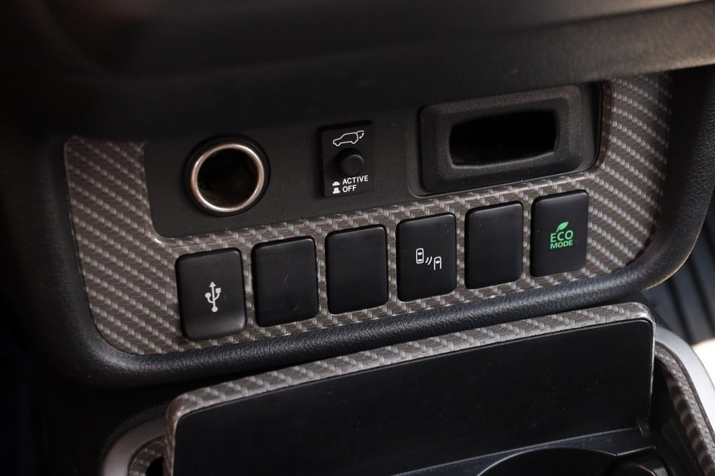 Mitsubishi Outlander PHEV Vehicle Full-screen Gallery Image 19