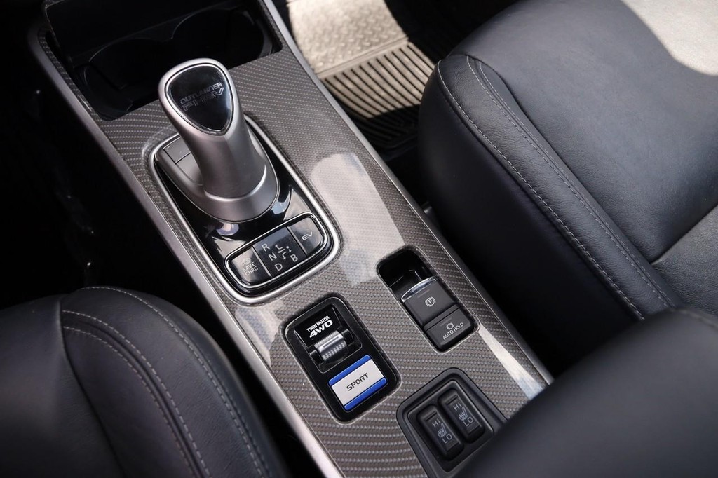 Mitsubishi Outlander PHEV Vehicle Full-screen Gallery Image 21