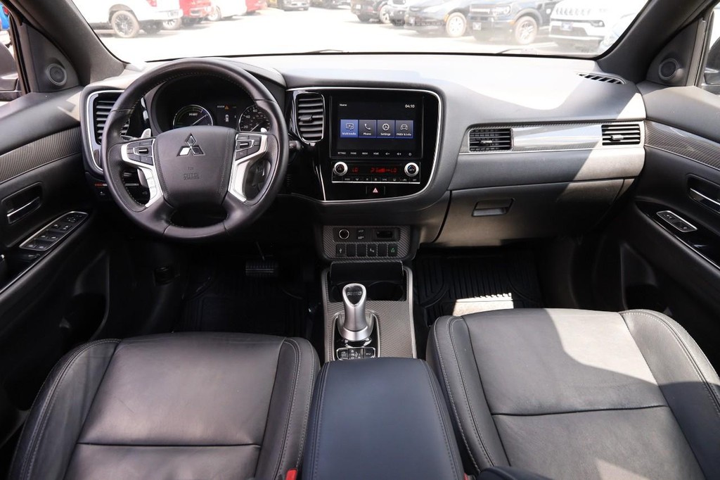 Mitsubishi Outlander PHEV Vehicle Full-screen Gallery Image 23