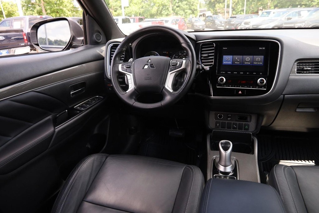 Mitsubishi Outlander PHEV Vehicle Full-screen Gallery Image 24