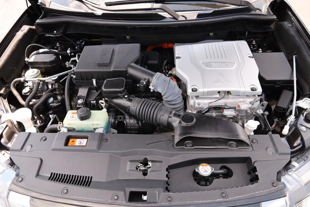 Mitsubishi Outlander PHEV Vehicle Full-screen Gallery Image 29
