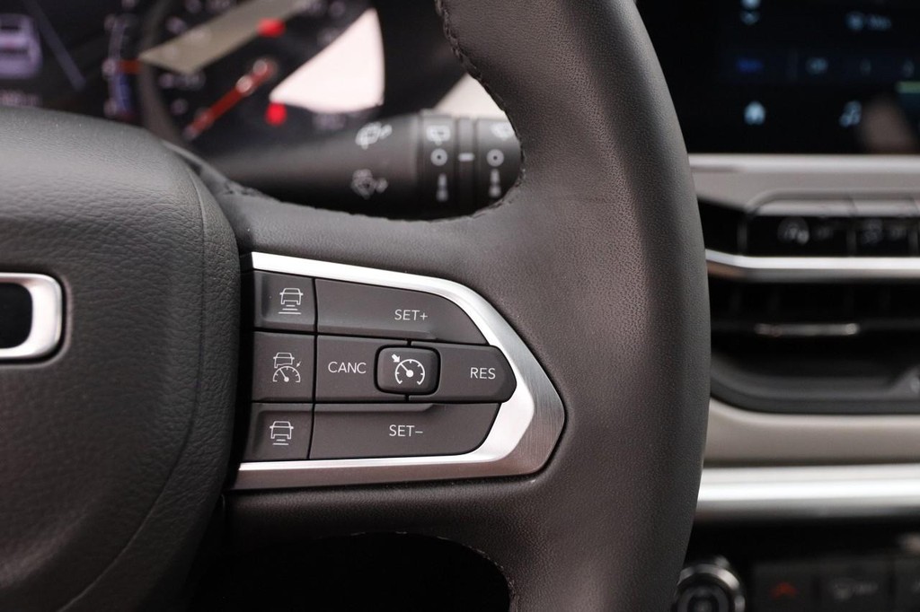 Jeep Compass Vehicle Image 12