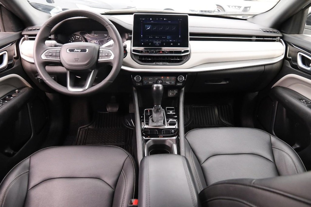 Jeep Compass Vehicle Image 22