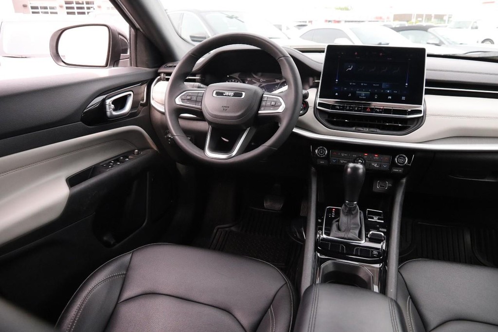 Jeep Compass Vehicle Image 23