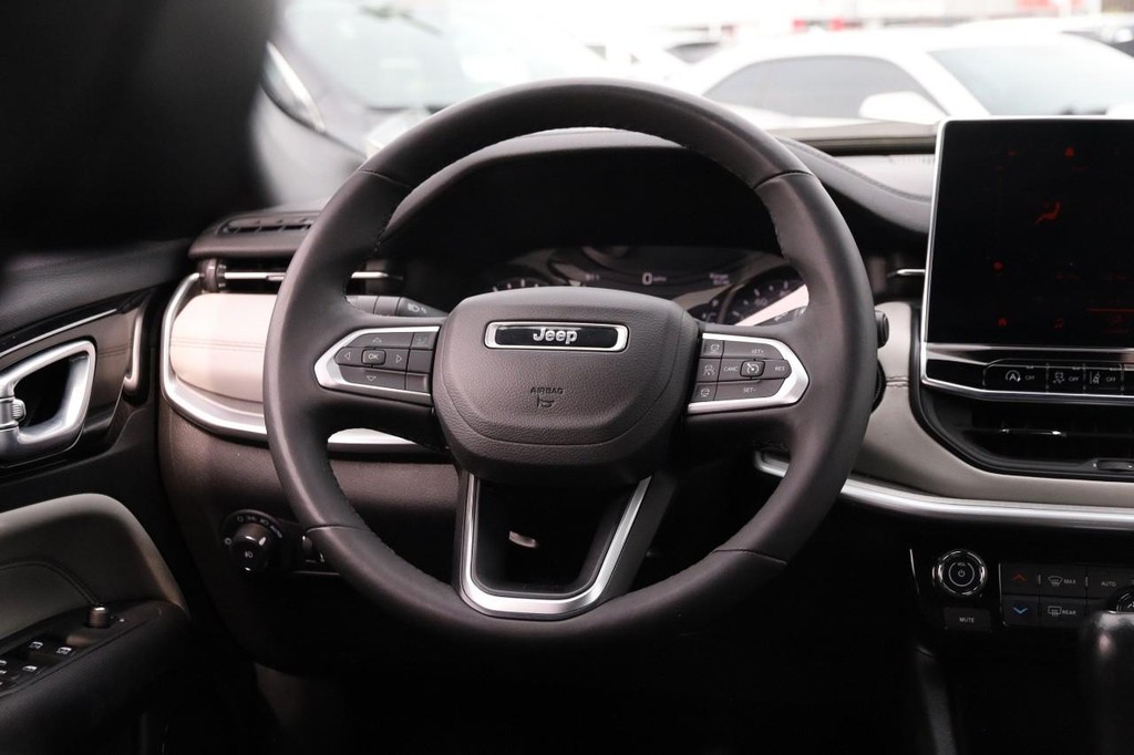 Jeep Compass Vehicle Image 24
