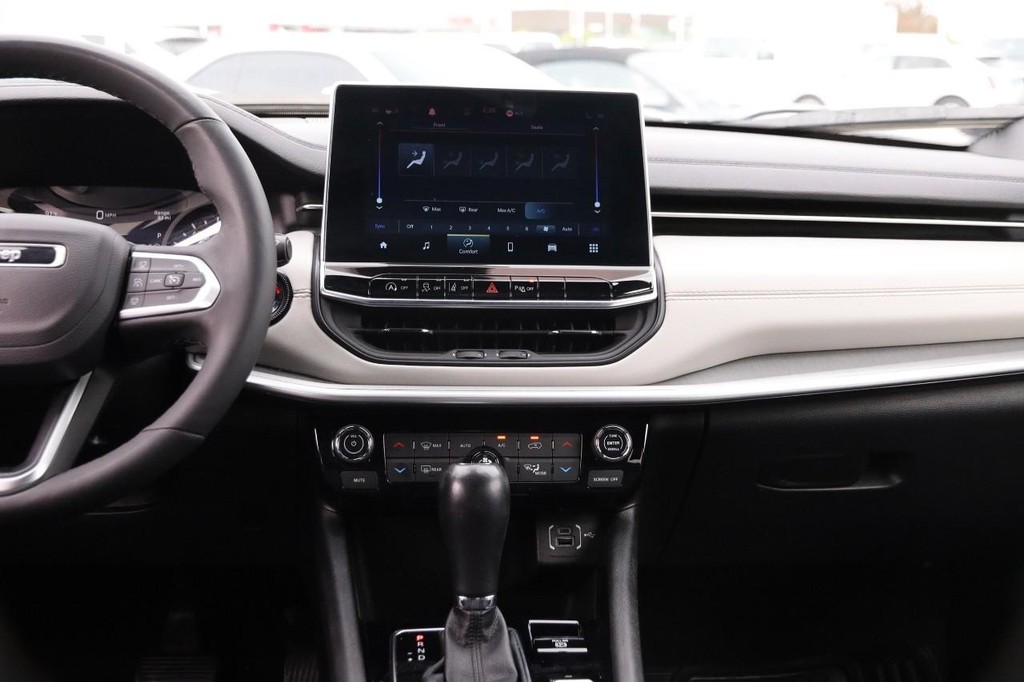 Jeep Compass Vehicle Image 25