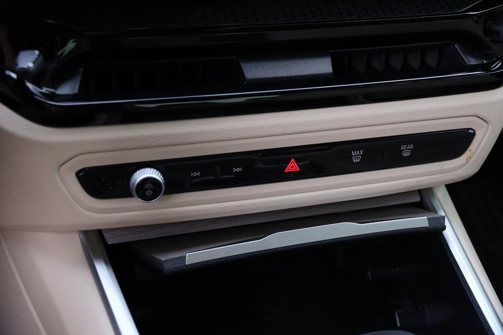 BMW 3 Series Vehicle Image 18