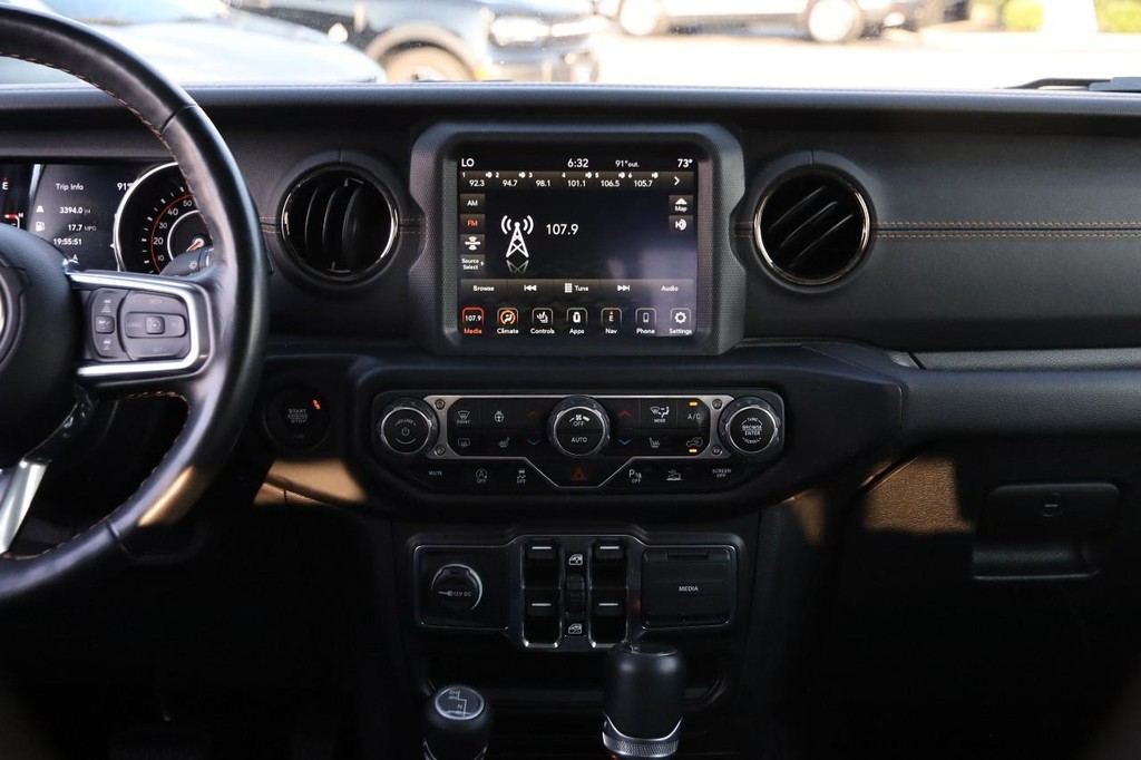 Jeep Gladiator Vehicle Full-screen Gallery Image 24