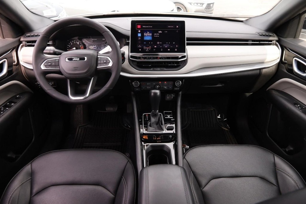 Jeep Compass Vehicle Image 21