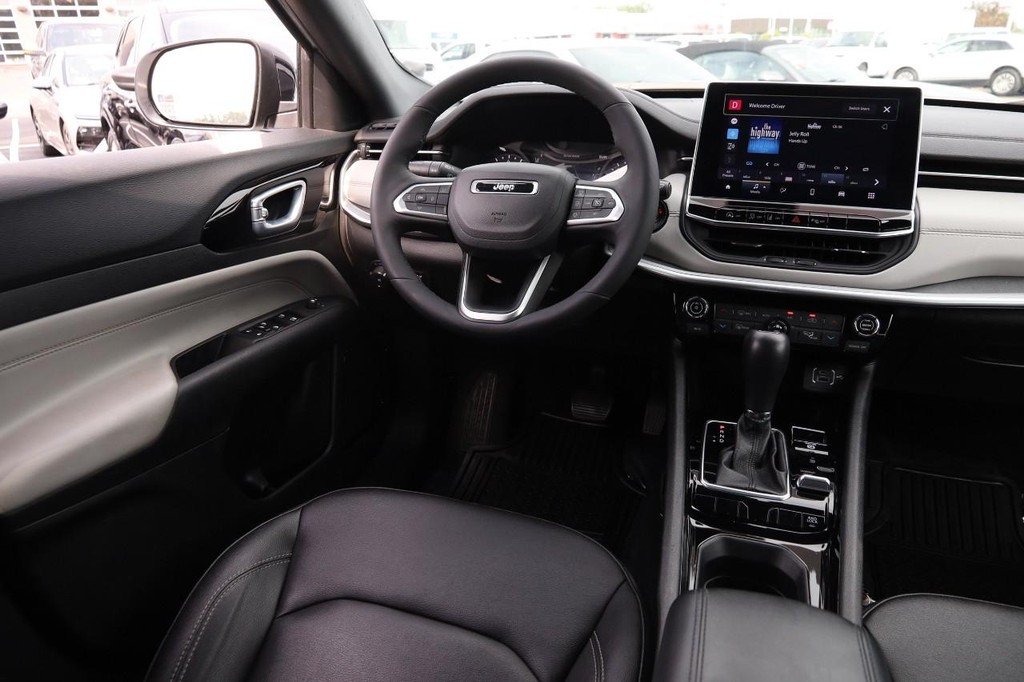 Jeep Compass Vehicle Image 22