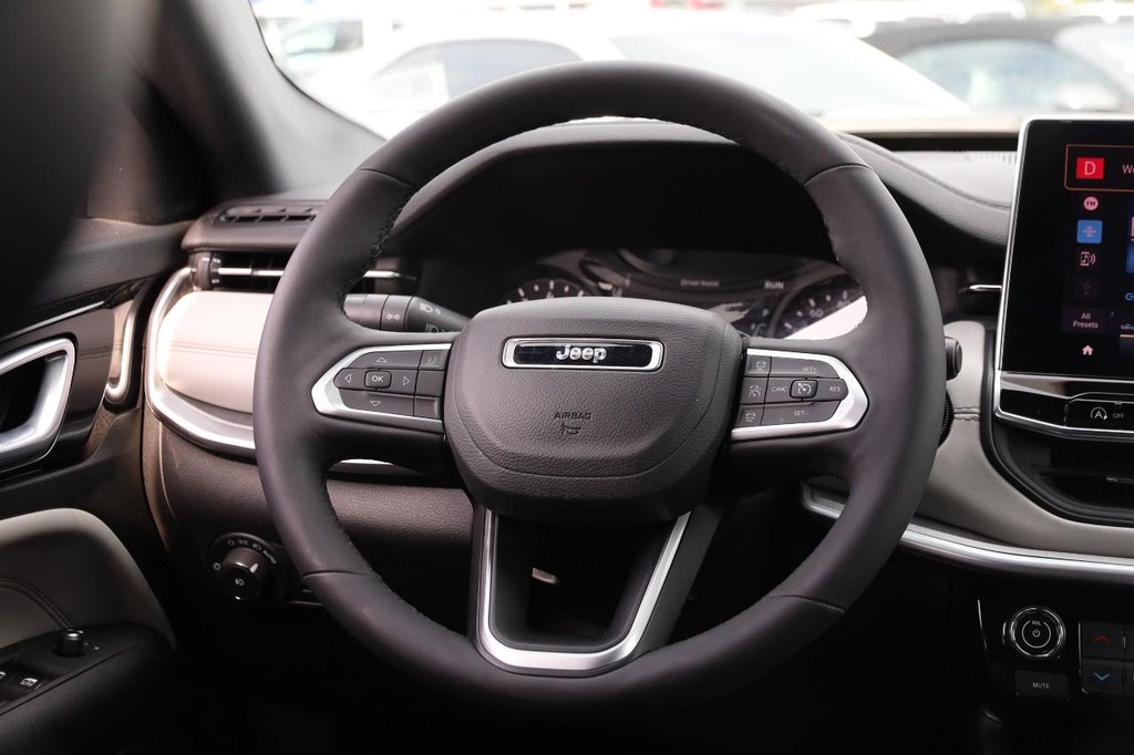 Jeep Compass Vehicle Image 23