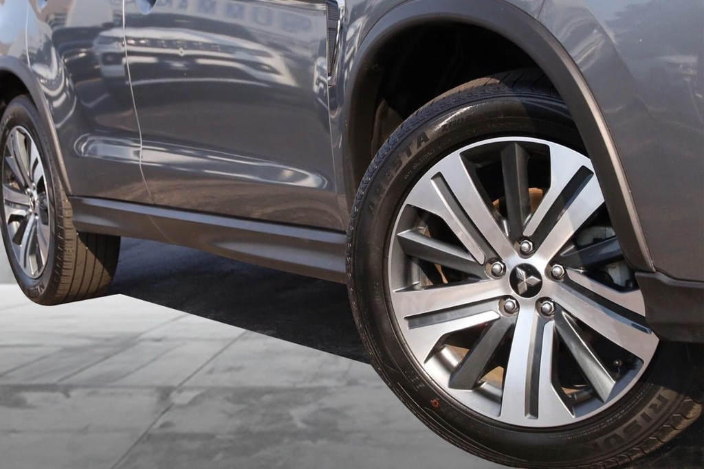 Mitsubishi Outlander Sport Vehicle Full-screen Gallery Image 3