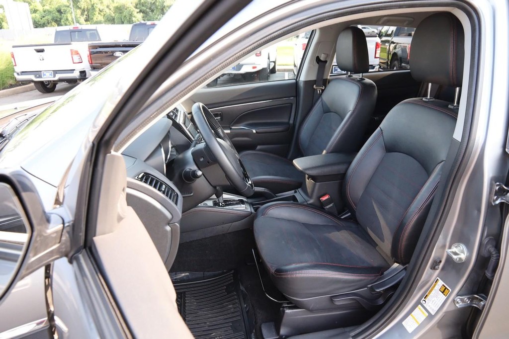 Mitsubishi Outlander Sport Vehicle Full-screen Gallery Image 8