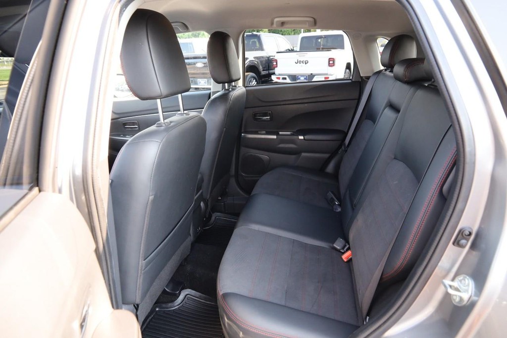 Mitsubishi Outlander Sport Vehicle Full-screen Gallery Image 9