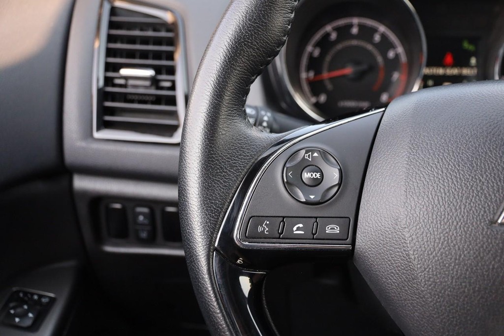 Mitsubishi Outlander Sport Vehicle Full-screen Gallery Image 11