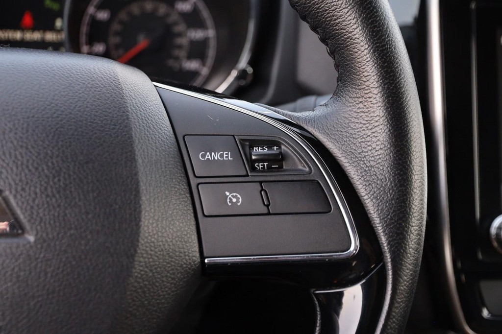Mitsubishi Outlander Sport Vehicle Full-screen Gallery Image 12