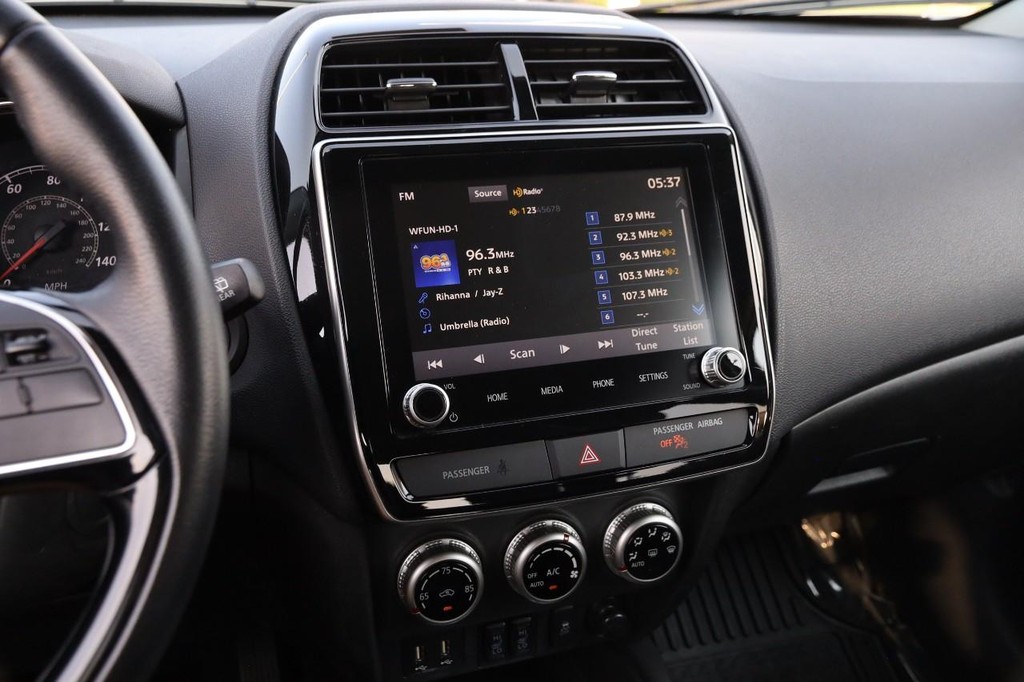 Mitsubishi Outlander Sport Vehicle Full-screen Gallery Image 17