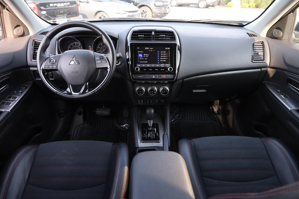 Mitsubishi Outlander Sport Vehicle Full-screen Gallery Image 22